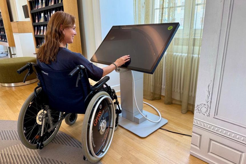 Residenzschloss Ludwigsburg, Besucherzentrum, Touchscreen mit Rollstuhlfahrerin